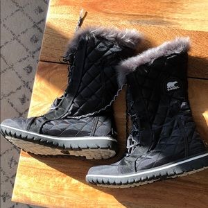 Sorel Balck and Gray Waterproof Snowboots